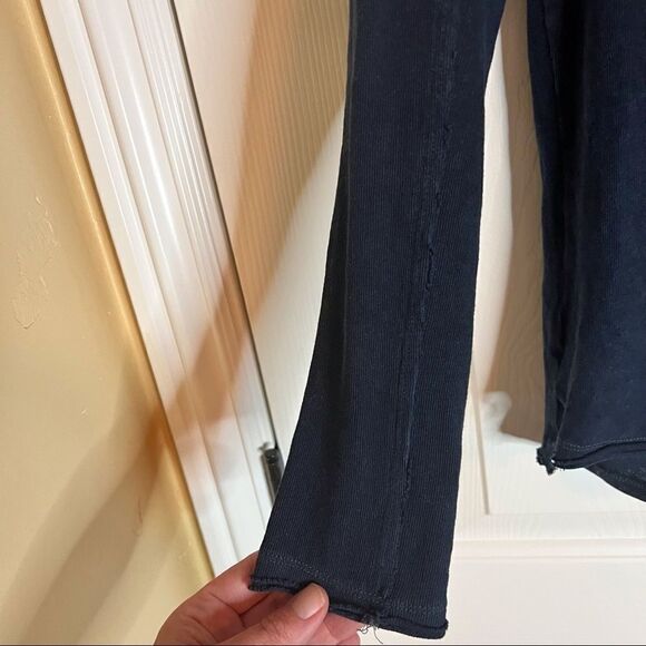 We the Free, Free People Navy Blue Button‎ Down XS but runs big.  Soft cotton. - Picture 4 of 6